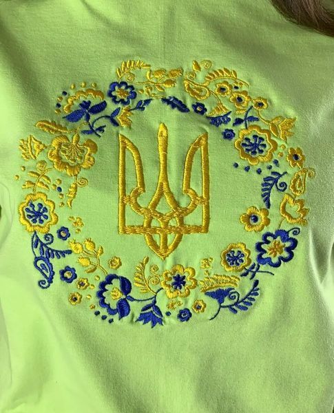 Жіноча салатова вишита футболочка з патріотичним орнаментом "Тризуб в віночку" S FF-03 фото