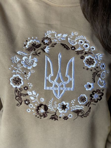 Бежева жіноча кофта світшот з вишитим Тризубом в біло-коричневому віночку "Ясміна" S ZZ-17 фото