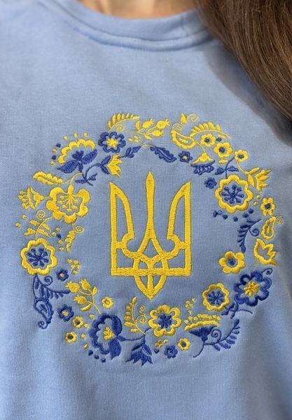 Жіноча блакитна вишита кофта світшот з Тризубом в патріотичному віночку "Жасмін" S ZZ-12 фото